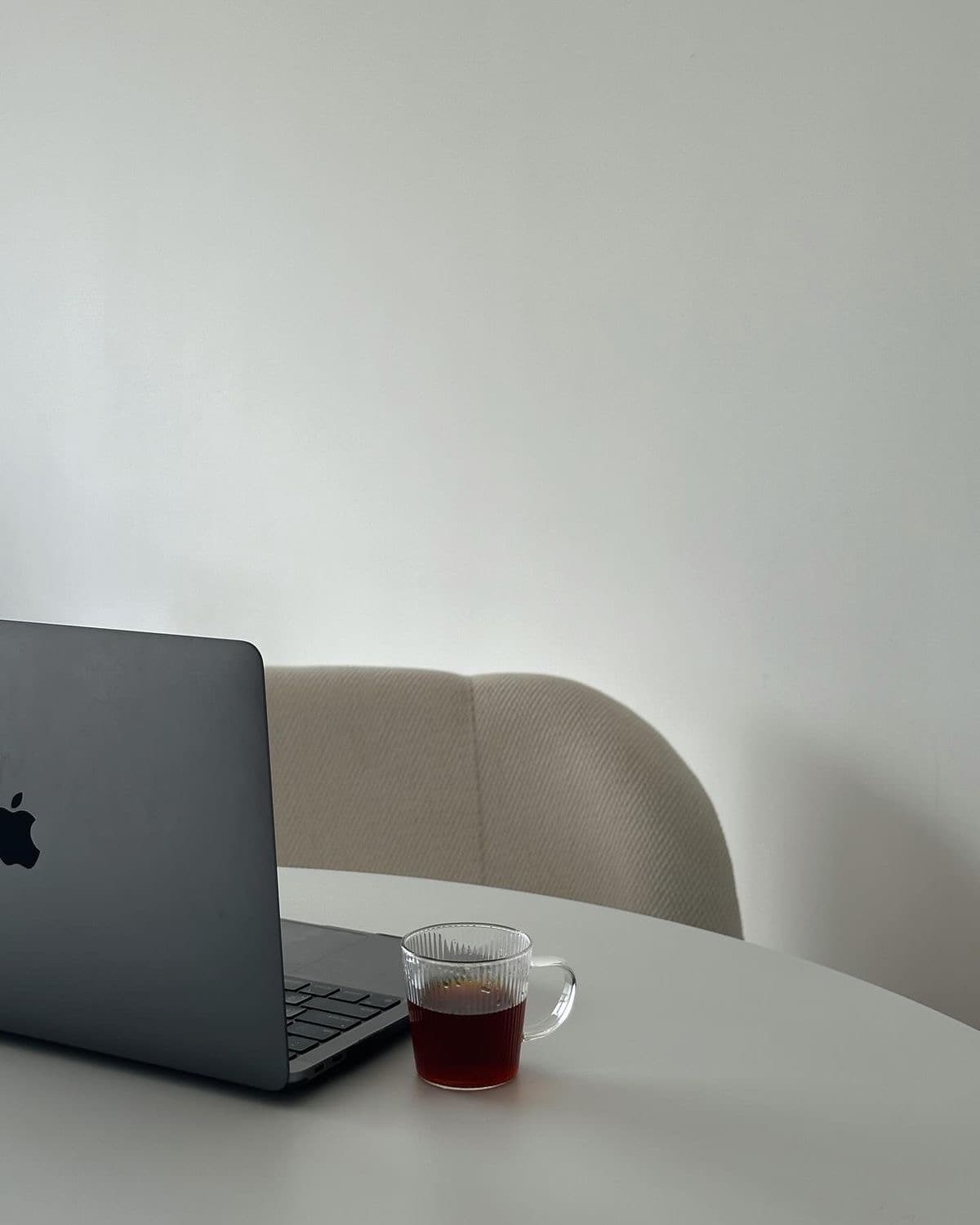 Mesa de trabalho com notebook e café
